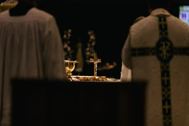 Czy ksiądz może mieć żonę? Poznaj zasady i wyjątki w Kościele katolickim