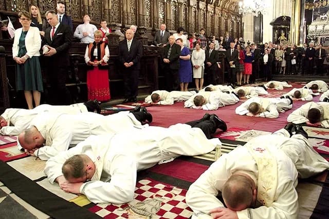 Dlaczego wierni wzywają wstawiennictwa świętych: znaczenie w wierze katolickiej