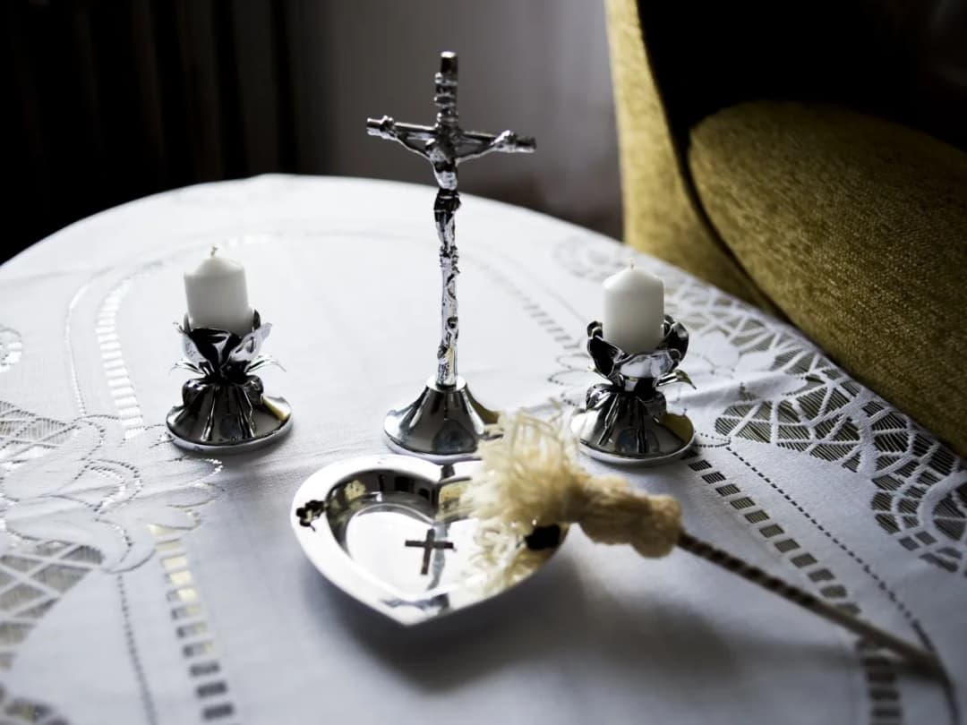 Jak przyjąć księdza po kolędzie: kompletny poradnik przygotowania domu