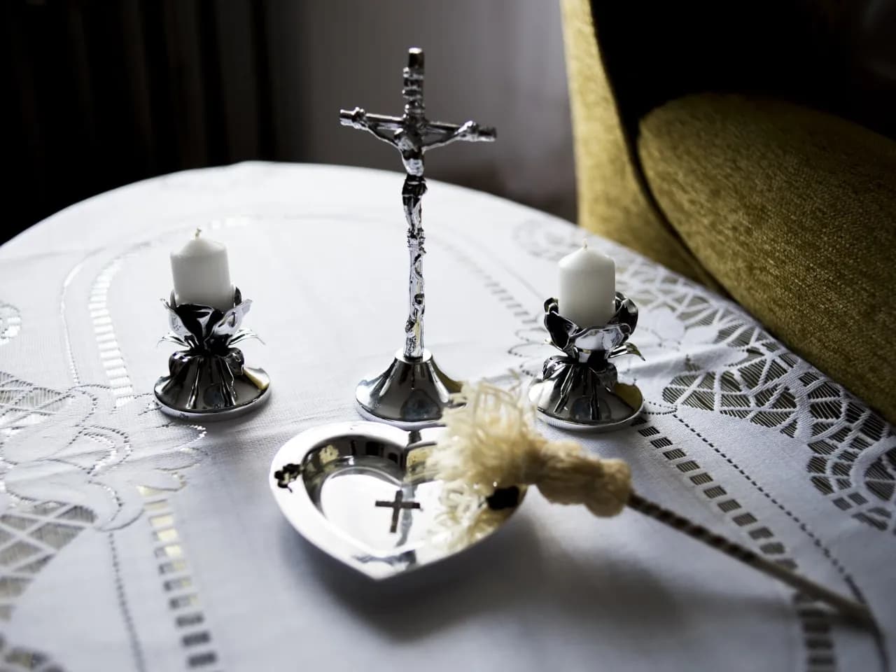 Jak przyjąć księdza po kolędzie: kompletny poradnik przygotowania domu