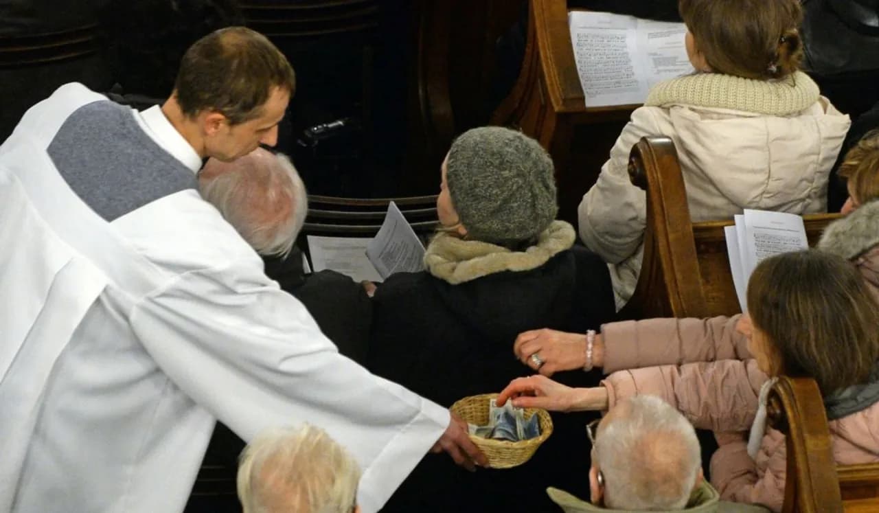 Jakie pensje mają księża w Polsce - zarobki na parafii i poza nią