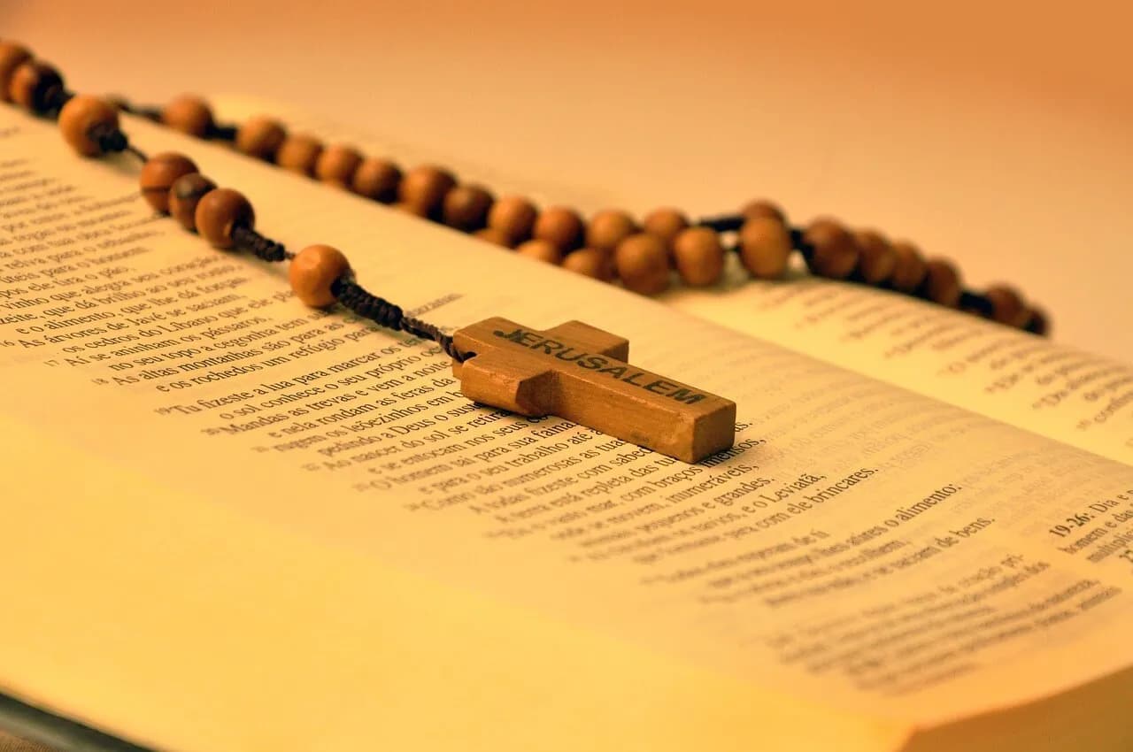 Modlitwa na leżąco to grzech? Poznaj stanowisko Kościoła w tej sprawie