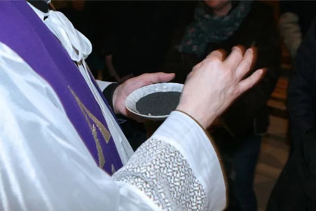 Czy na Popielec trzeba iść do kościoła? Zaskakujące informacje o tradycjach