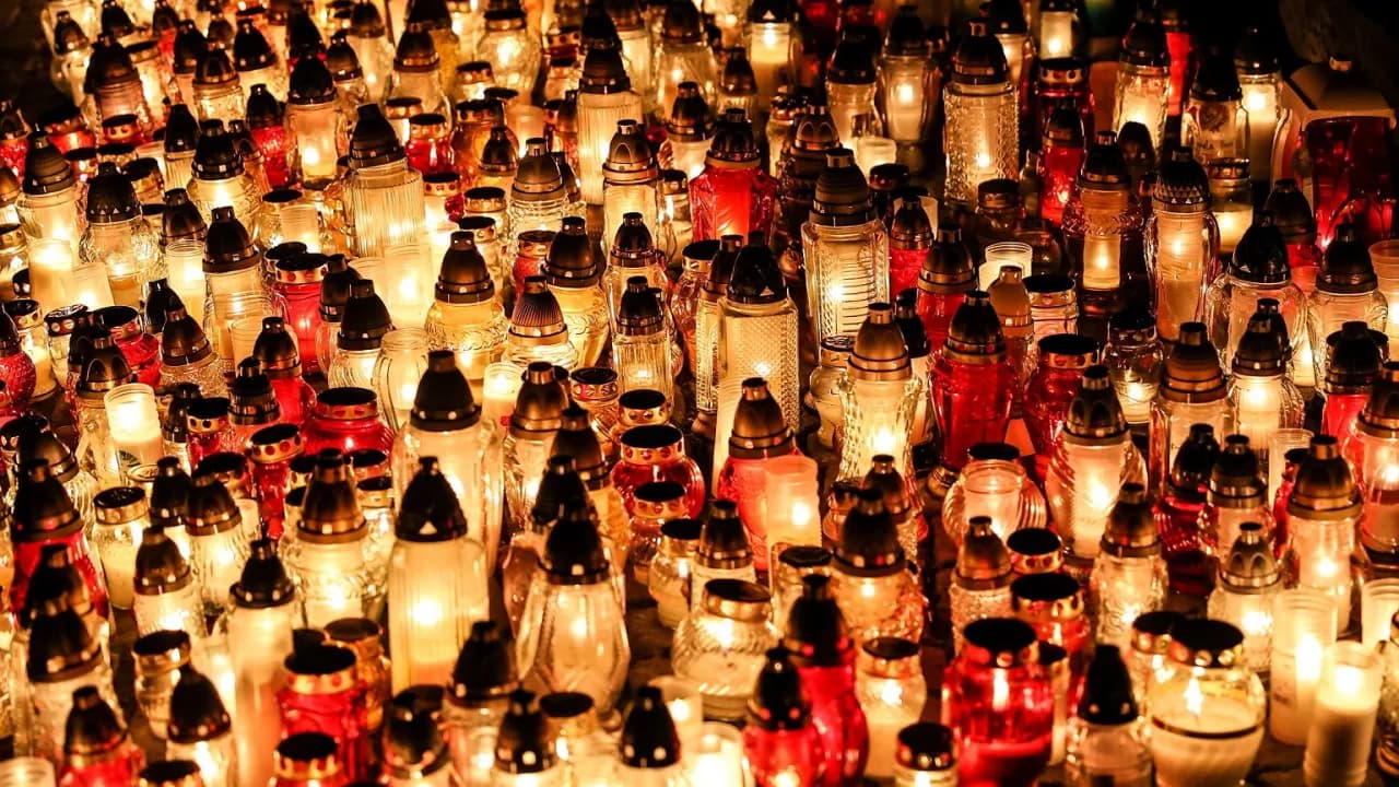 Wszystkich Świętych: Czy naprawdę trzeba iść do kościoła tego dnia?