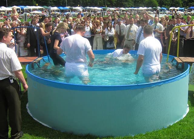 Czy świadkowie Jehowy chodzą do kościoła czy unikają tradycyjnych praktyk?