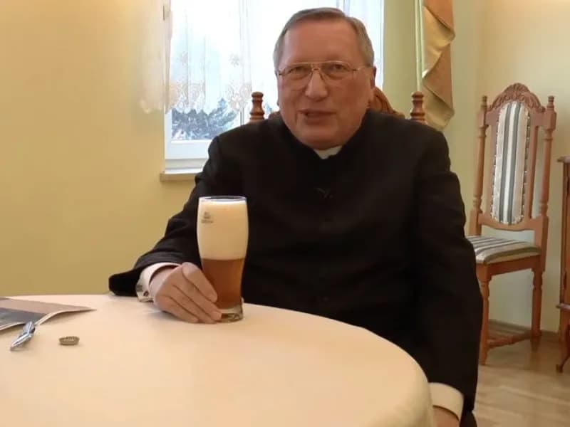 Czy ksiądz może pić alkohol - prawda o przepisach kościelnych i prawie