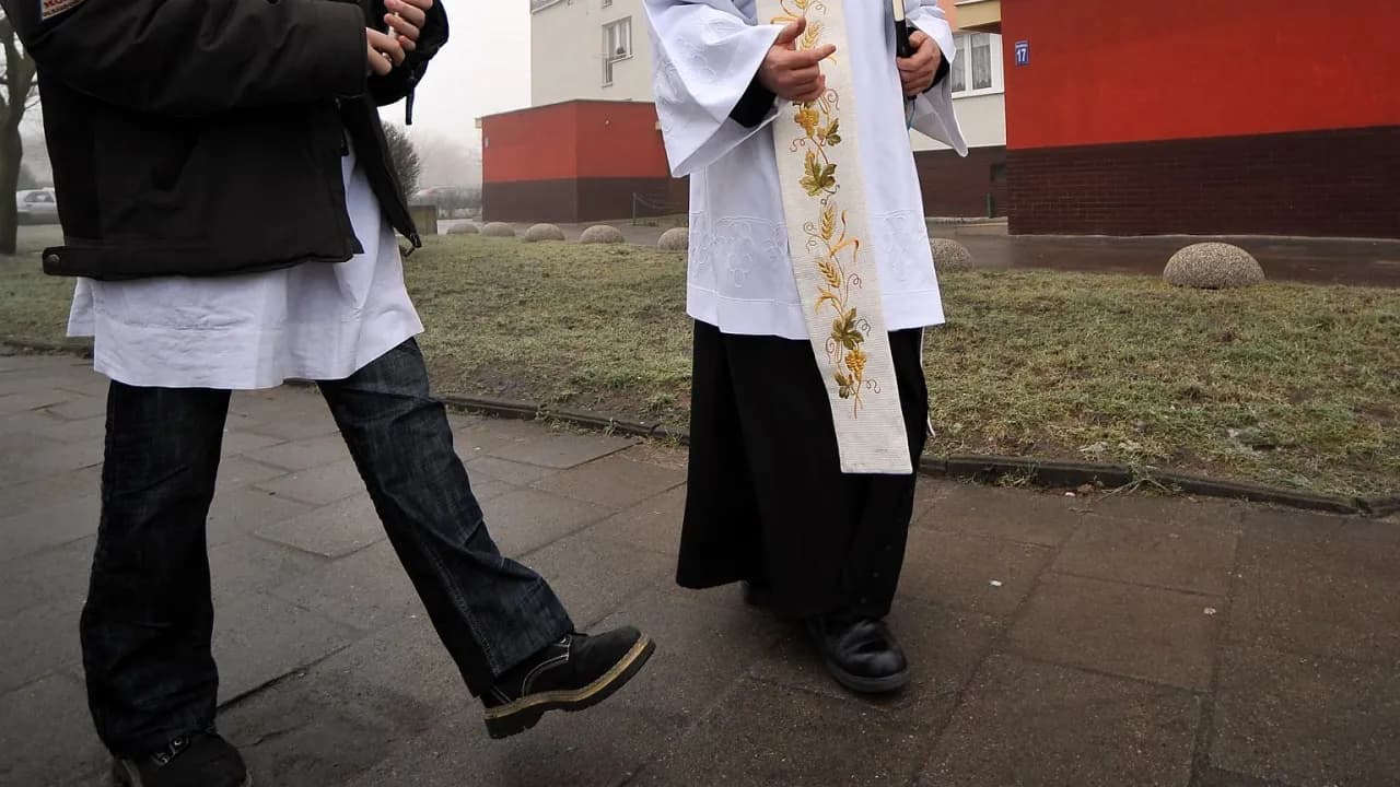 Co się mówi jak ksiądz wychodzi z domu? Poznaj prawidłowe zwroty i zasady