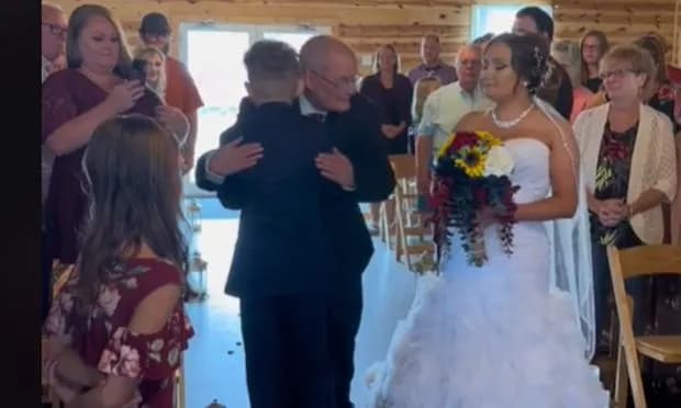 Kto prowadzi pannę młodą do ołtarza? Tradycje i alternatywy w Polsce