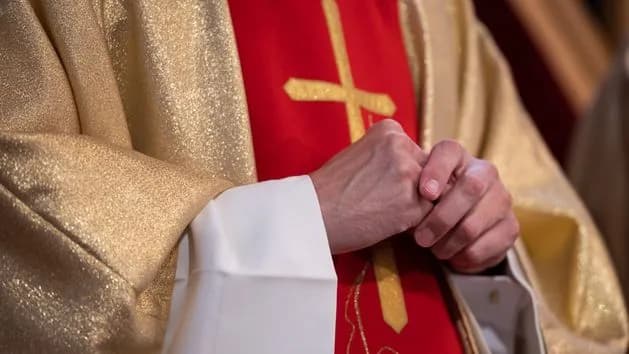 Tyle zarabia ksiądz w Polsce: Kompletne zestawienie dochodów duchownych
