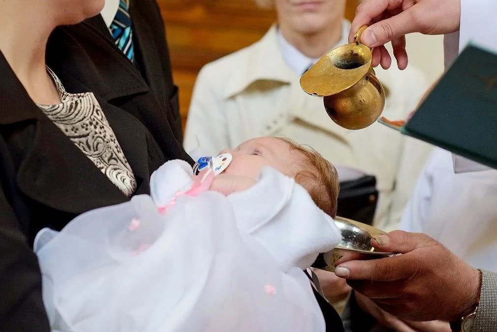 Ile księdzu za chrzest - poznaj aktualne kwoty i zasady w parafiach